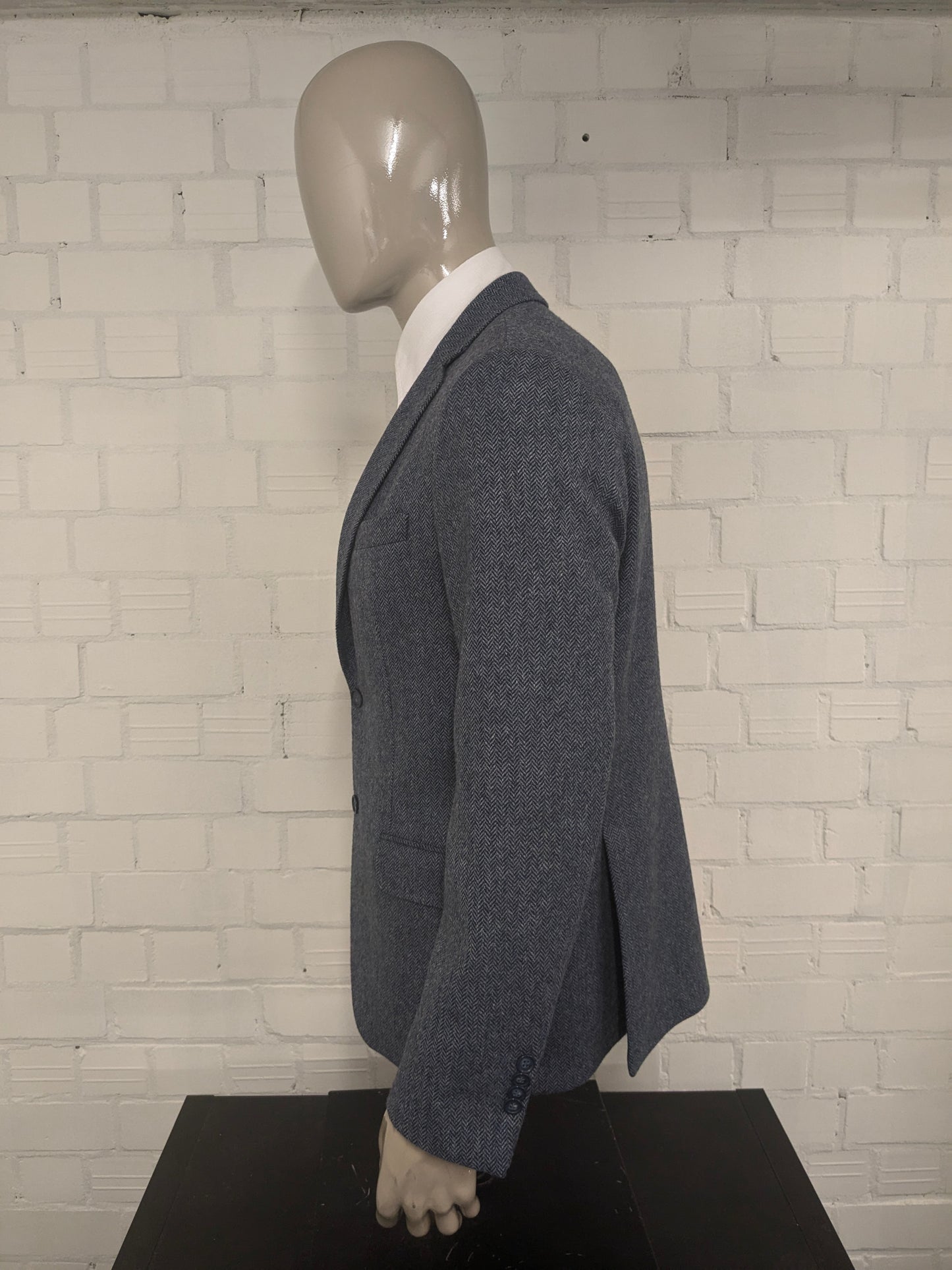 La veste bostonienne en laine. Motif à chevrons gris bleu. Taille 52 / L.