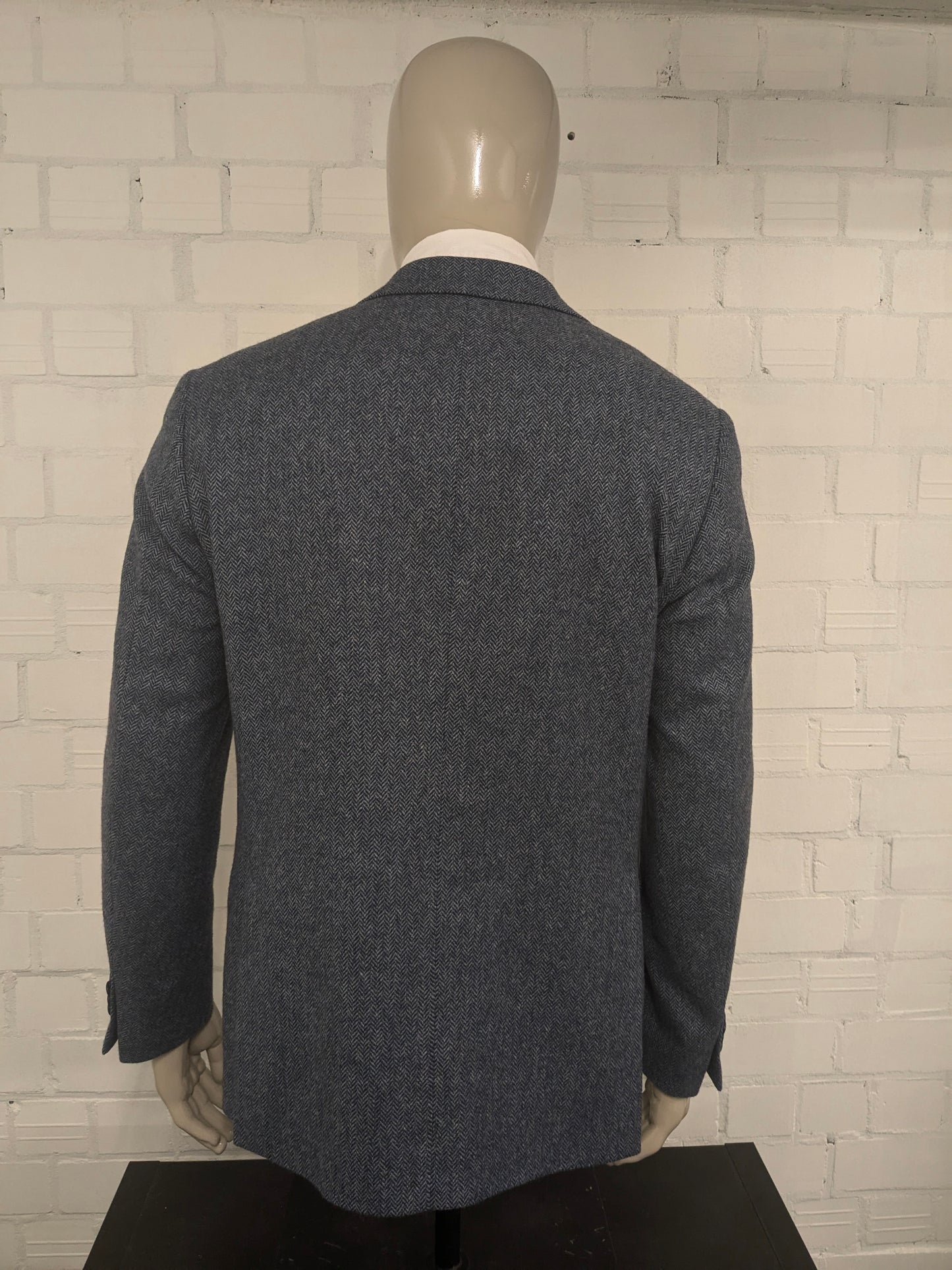 La veste bostonienne en laine. Motif à chevrons gris bleu. Taille 52 / L.