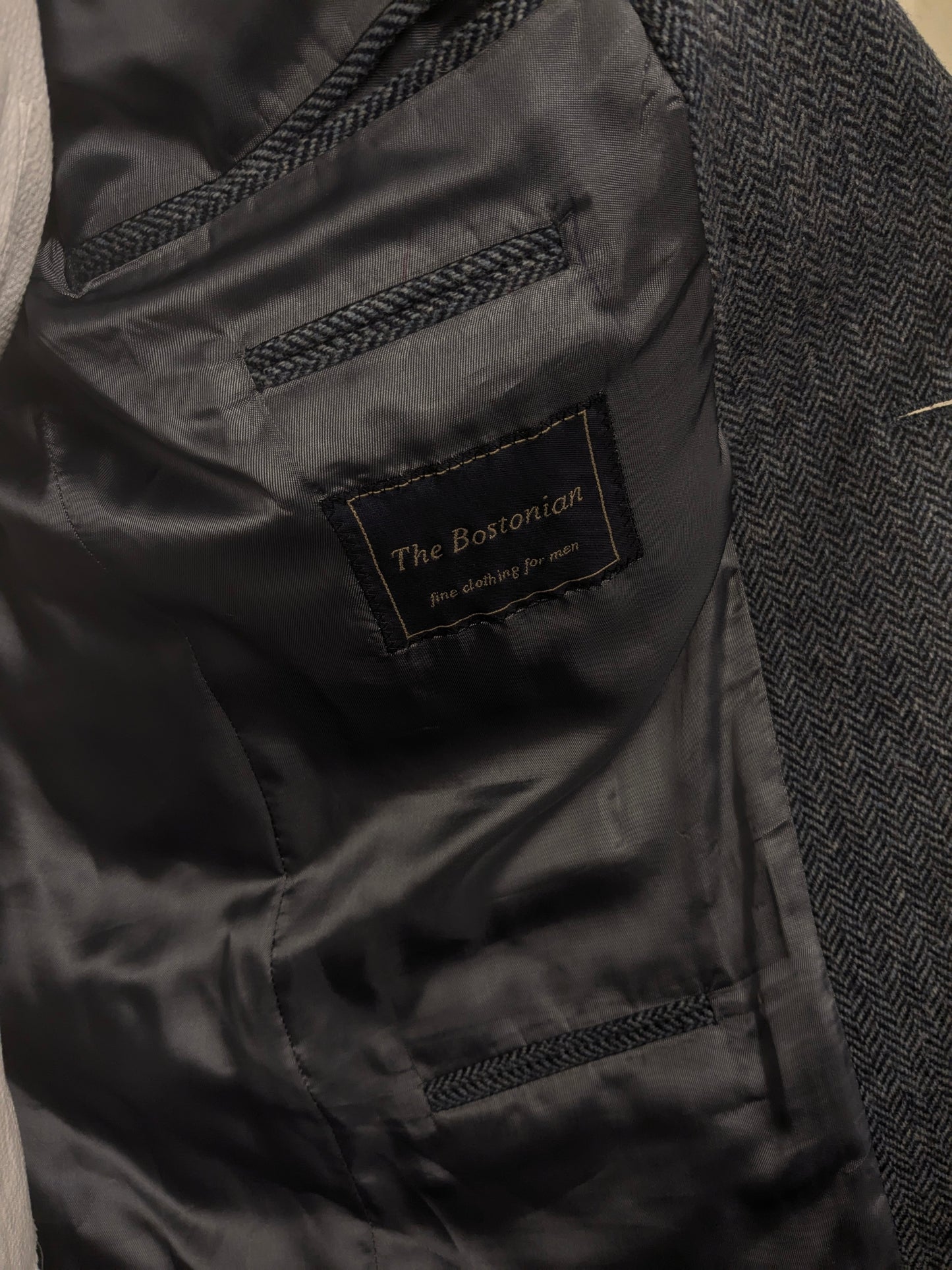 La veste bostonienne en laine. Motif à chevrons gris bleu. Taille 52 / L.