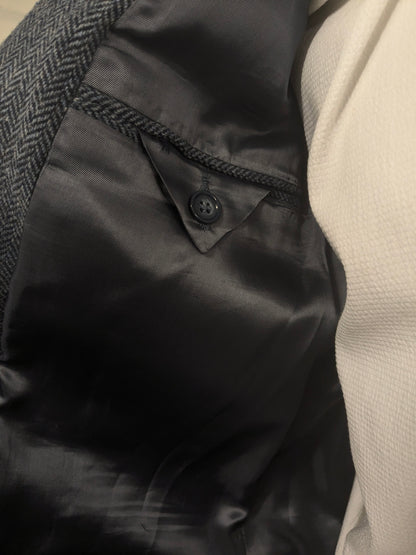 La veste bostonienne en laine. Motif à chevrons gris bleu. Taille 52 / L.