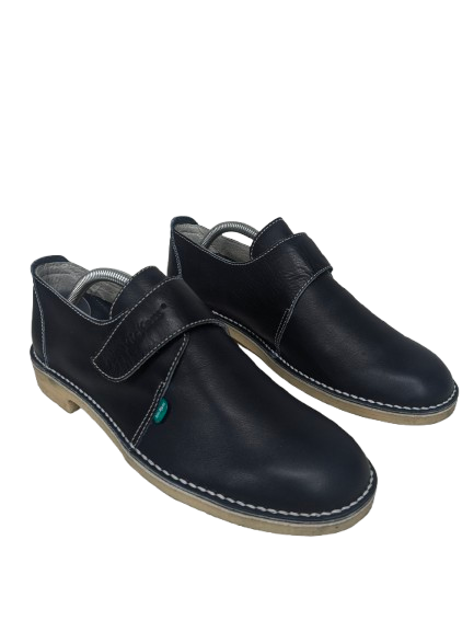 Kickerschuhe mit Klettverschluss. Dunkelblau gefärbt. Größe 43.