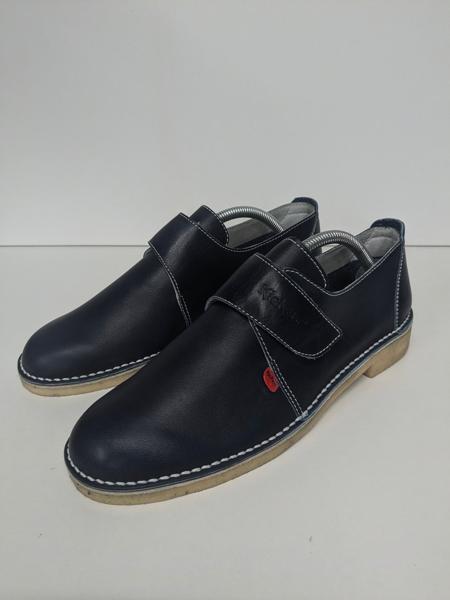 Kickerschuhe mit Klettverschluss. Dunkelblau gefärbt. Größe 43.