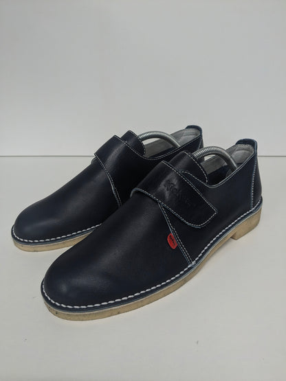 Kickerschuhe mit Klettverschluss. Dunkelblau gefärbt. Größe 43.