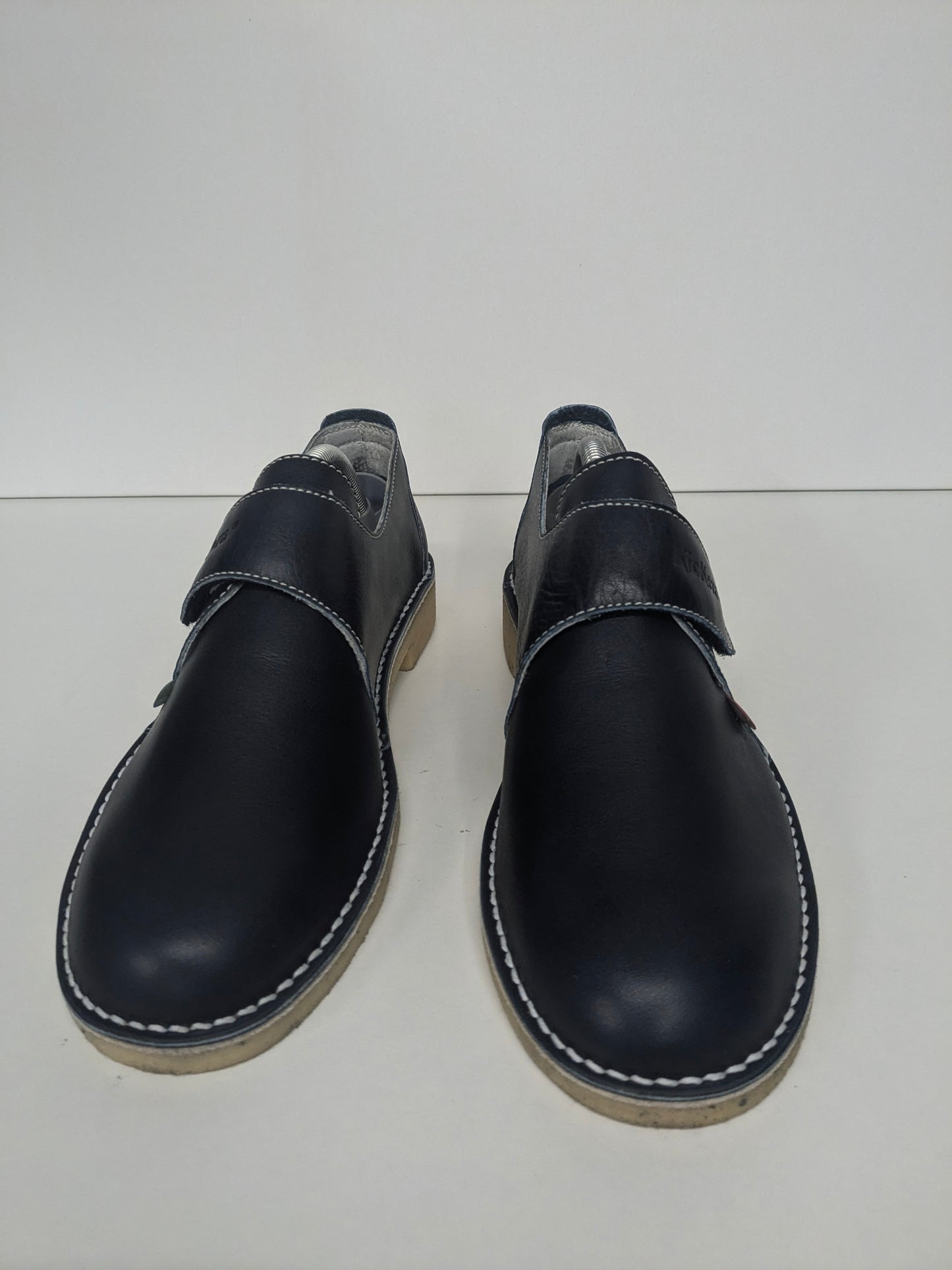 Kickerschuhe mit Klettverschluss. Dunkelblau gefärbt. Größe 43.