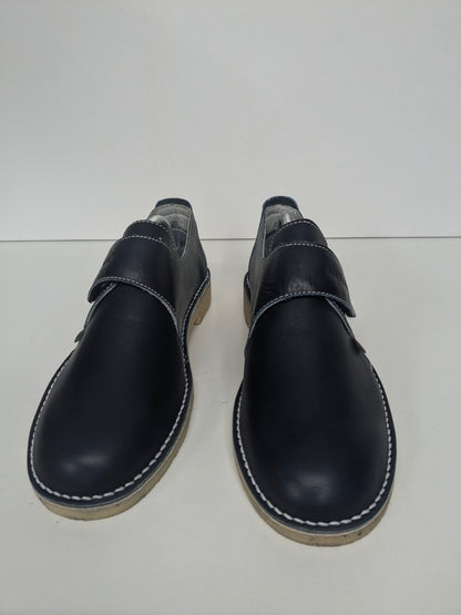 Kickerschuhe mit Klettverschluss. Dunkelblau gefärbt. Größe 43.