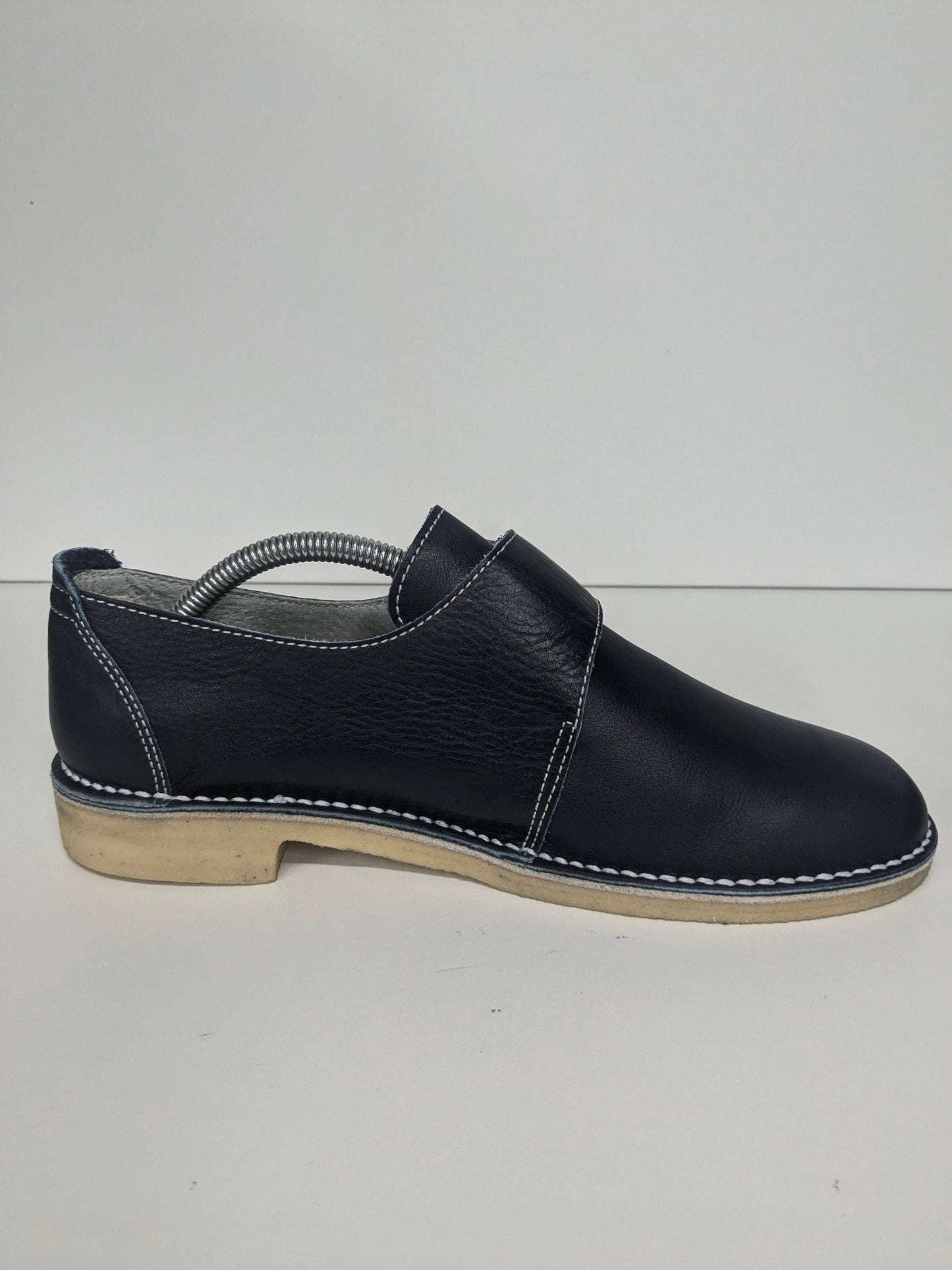 Kickerschuhe mit Klettverschluss. Dunkelblau gefärbt. Größe 43.