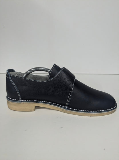 Kickerschuhe mit Klettverschluss. Dunkelblau gefärbt. Größe 43.