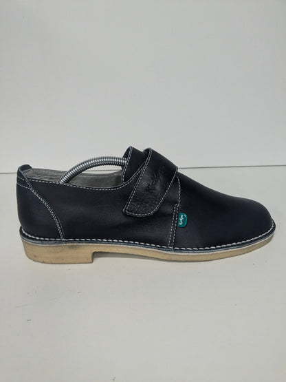 Kickerschuhe mit Klettverschluss. Dunkelblau gefärbt. Größe 43.