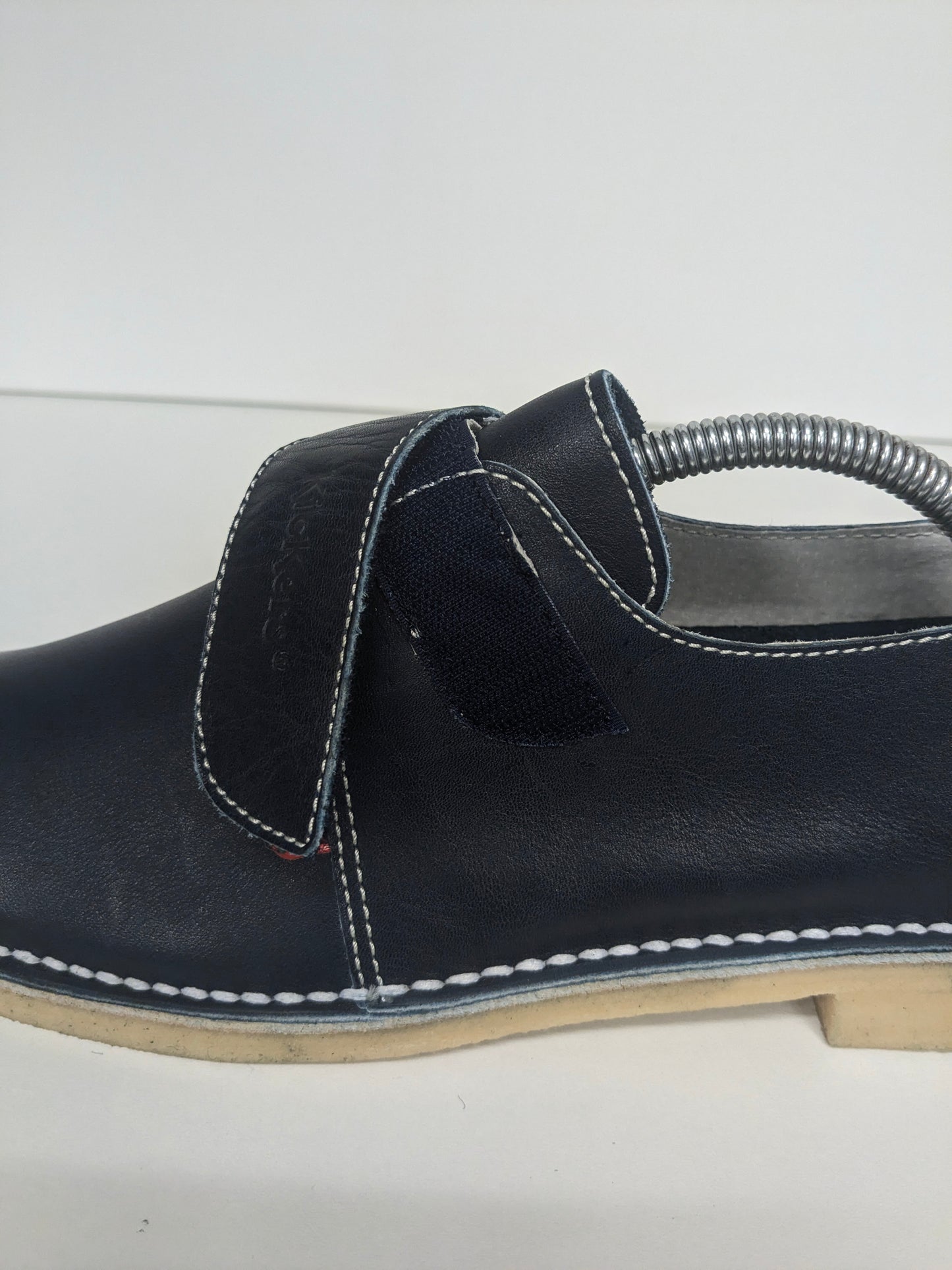 Kickerschuhe mit Klettverschluss. Dunkelblau gefärbt. Größe 43.