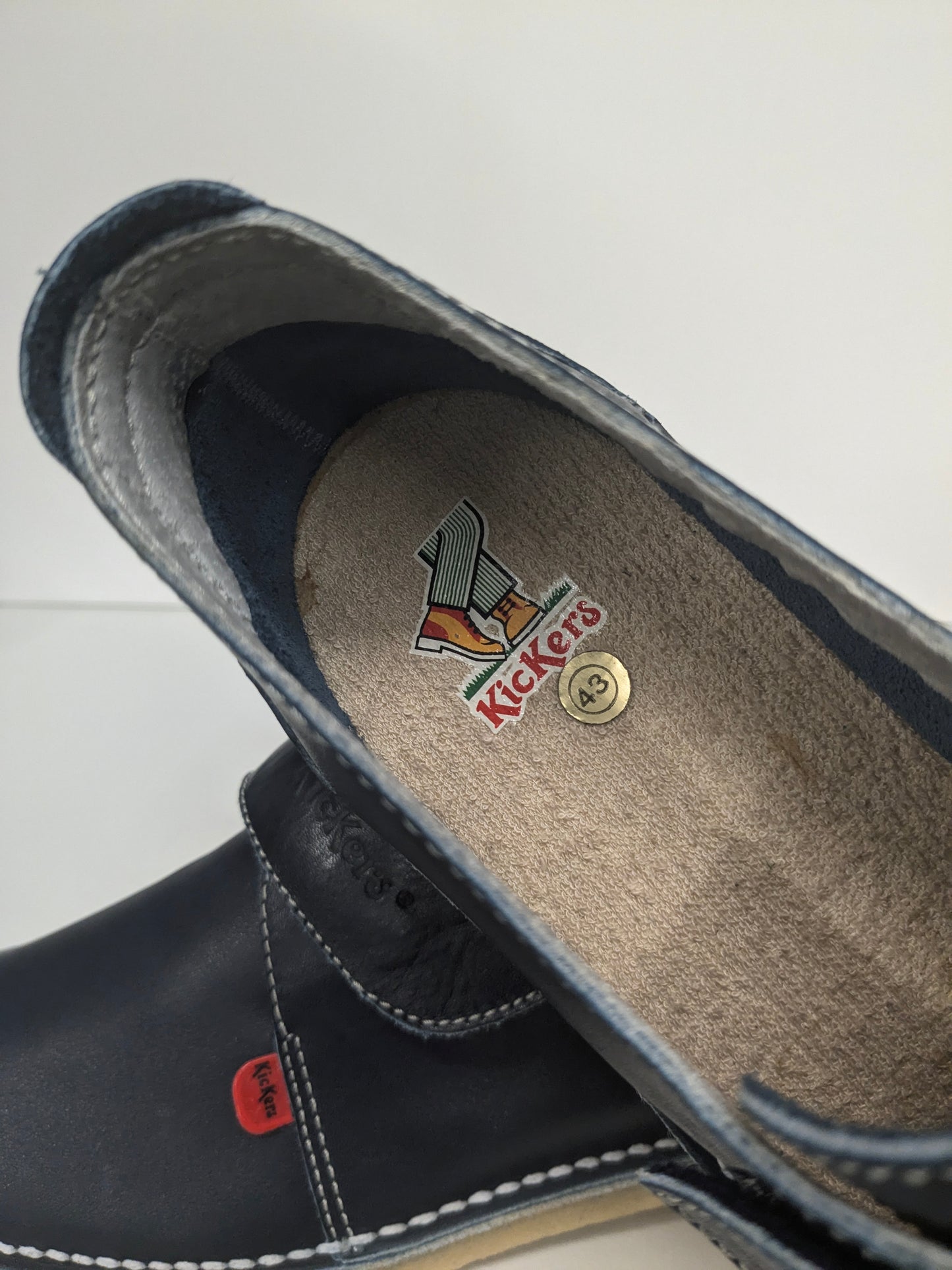 Kickerschuhe mit Klettverschluss. Dunkelblau gefärbt. Größe 43.