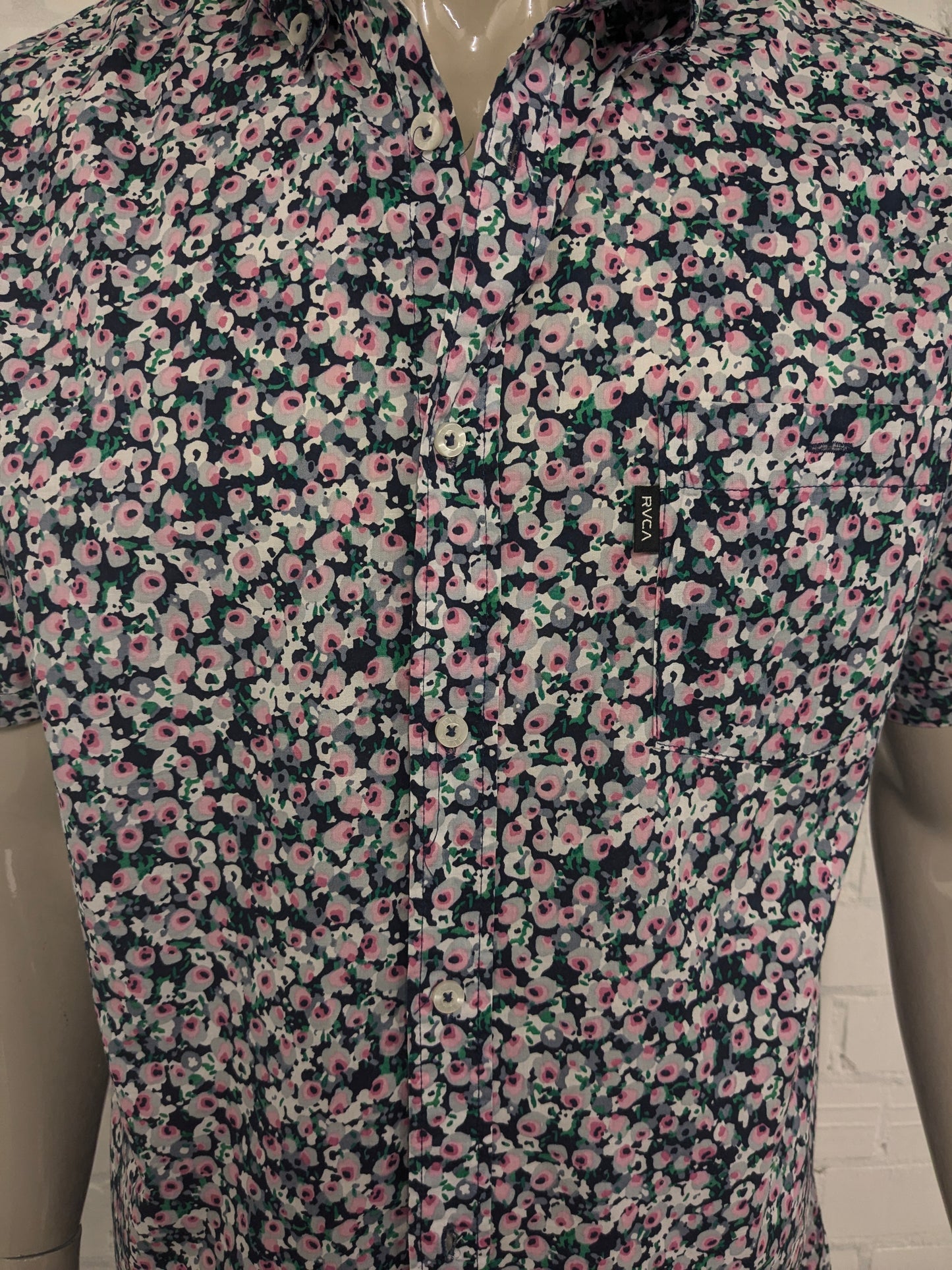 Shirt Shirt RVCA manica corta. Fiori verdi grigi rosa stampata. Taglia XL.