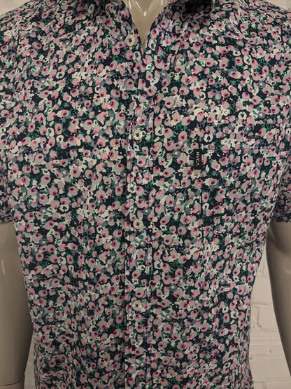Shirt Shirt RVCA manica corta. Fiori verdi grigi rosa stampata. Taglia XL.