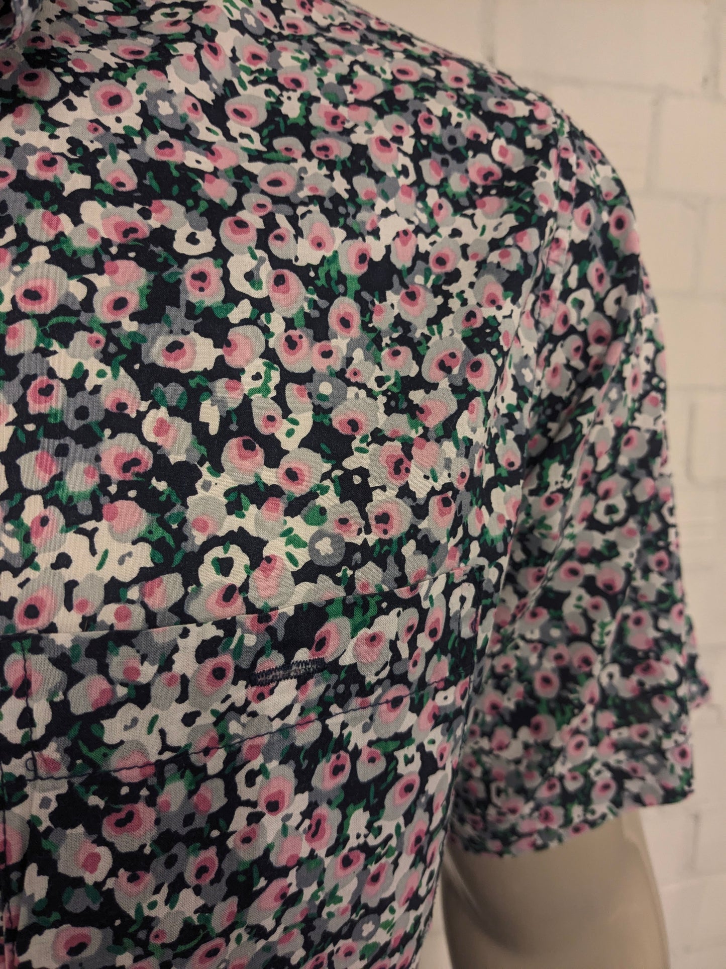 Shirt Shirt RVCA manica corta. Fiori verdi grigi rosa stampata. Taglia XL.