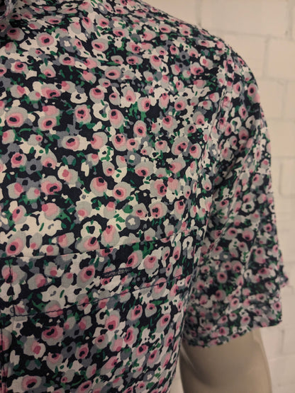 Shirt Shirt RVCA manica corta. Fiori verdi grigi rosa stampata. Taglia XL.