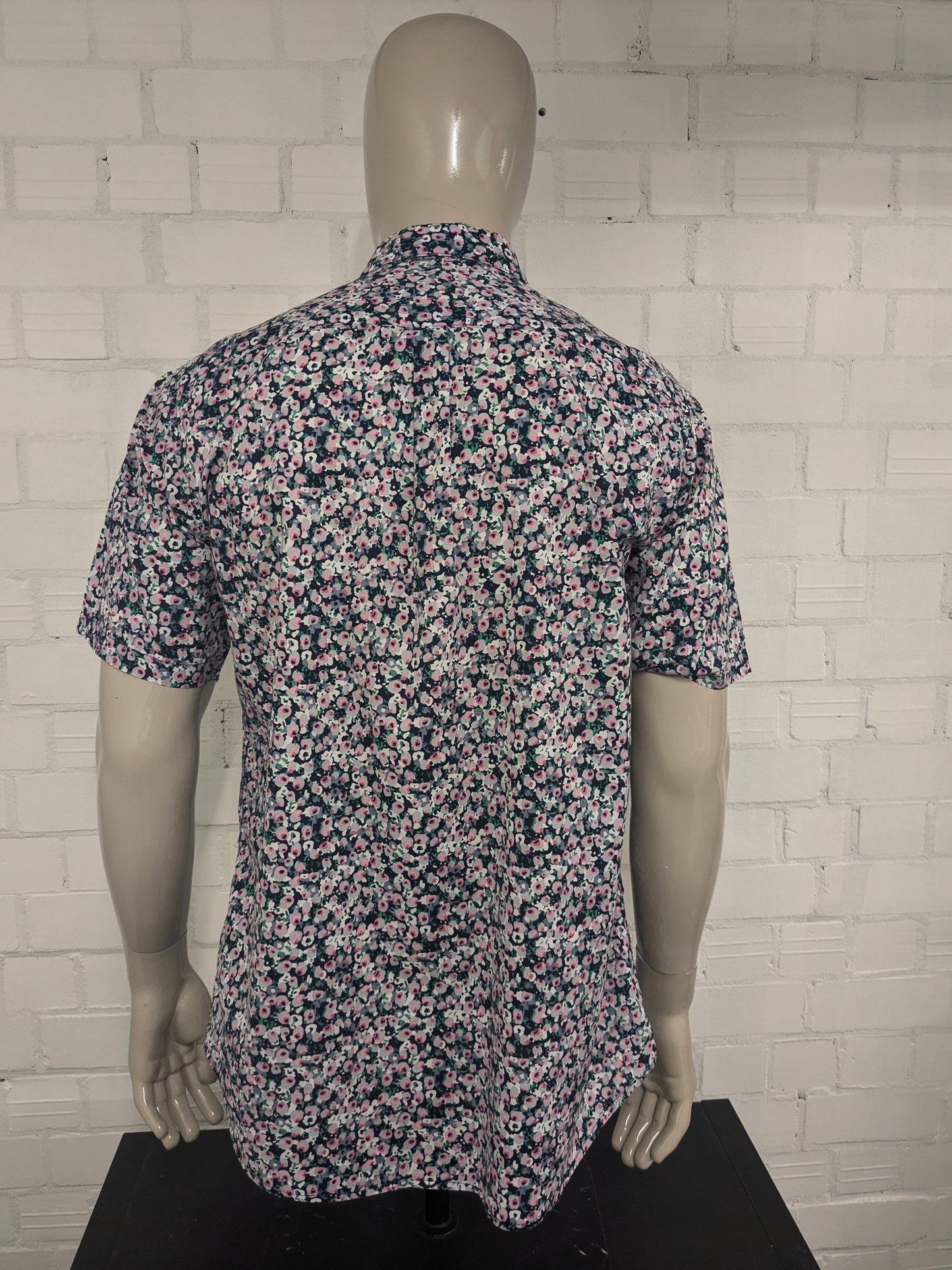Shirt Shirt RVCA manica corta. Fiori verdi grigi rosa stampata. Taglia XL.
