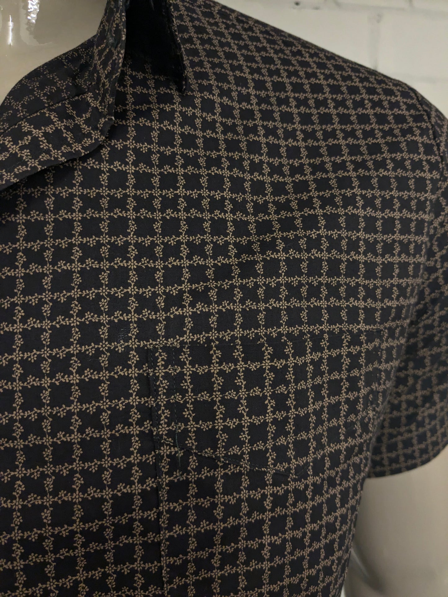 Sleeve corta Vintage P Tarassis e Son. Stampa marrone nero. Taglia M.