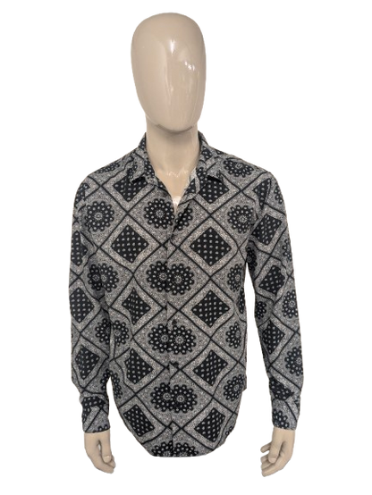 Smog shirt. Black and white print. Size XL. Regular fit.