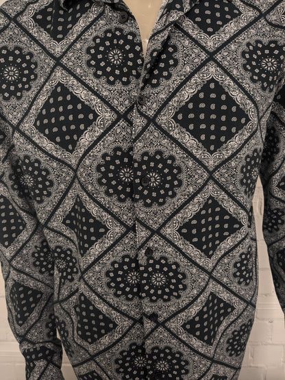 Smog shirt. Black and white print. Size XL. Regular fit.