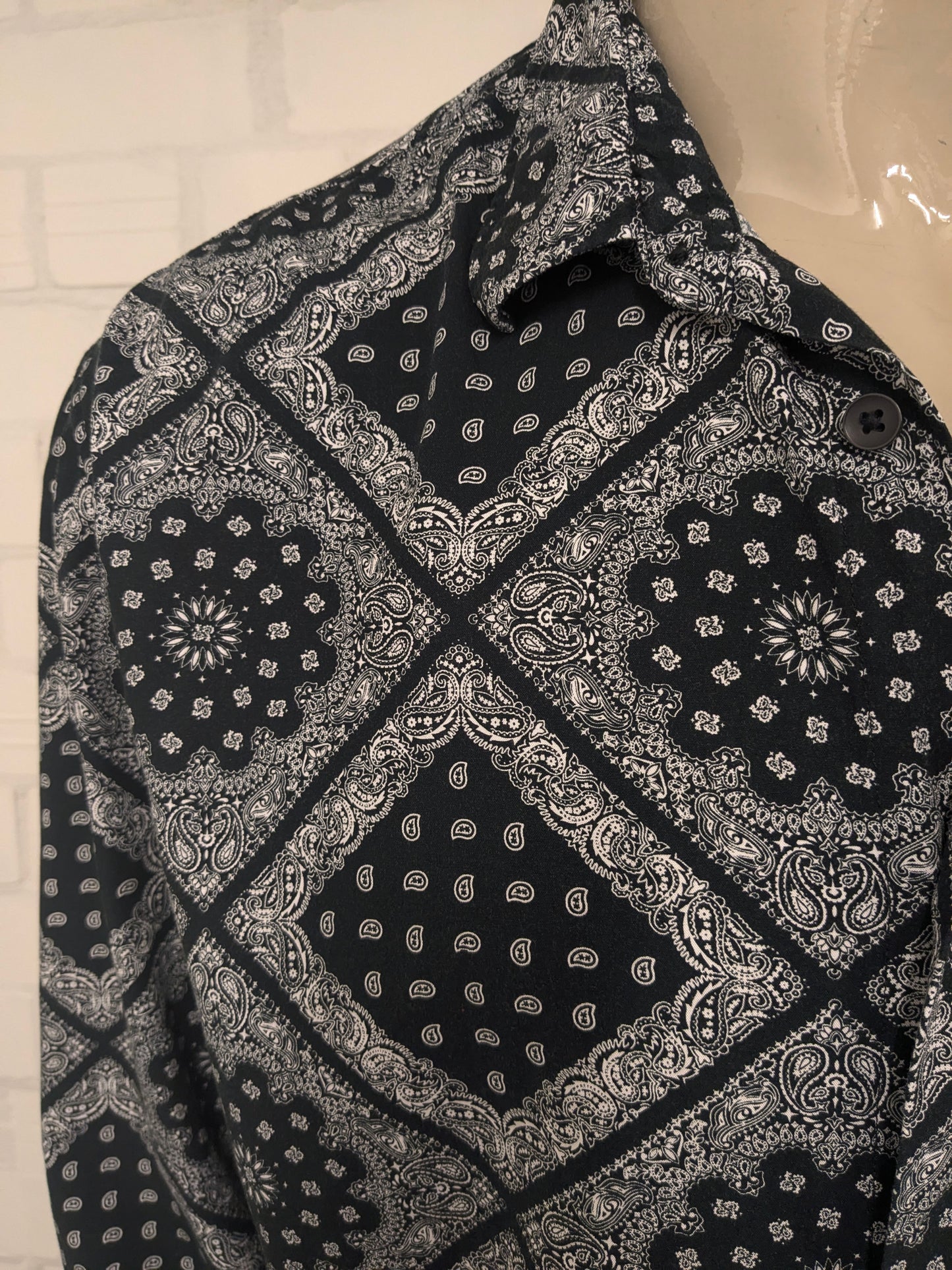 Smog shirt. Black and white print. Size XL. Regular fit.