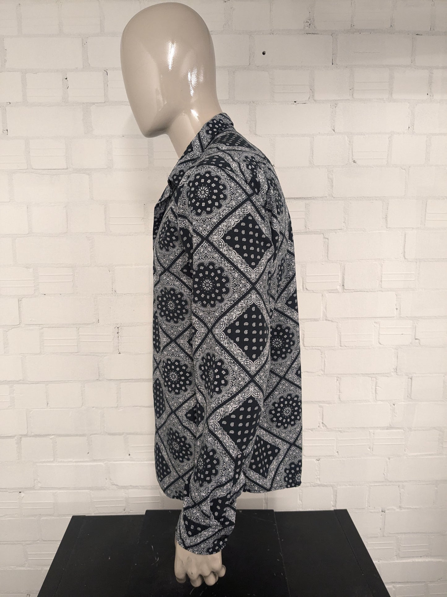 Smog shirt. Black and white print. Size XL. Regular fit.