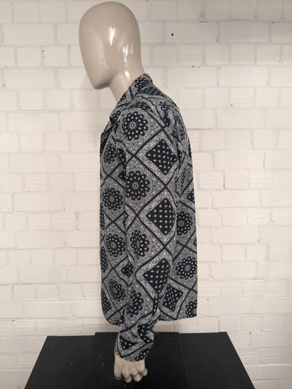 Smog shirt. Black and white print. Size XL. Regular fit.