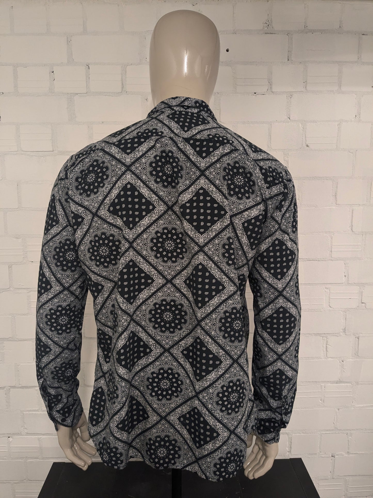 Smog shirt. Black and white print. Size XL. Regular fit.