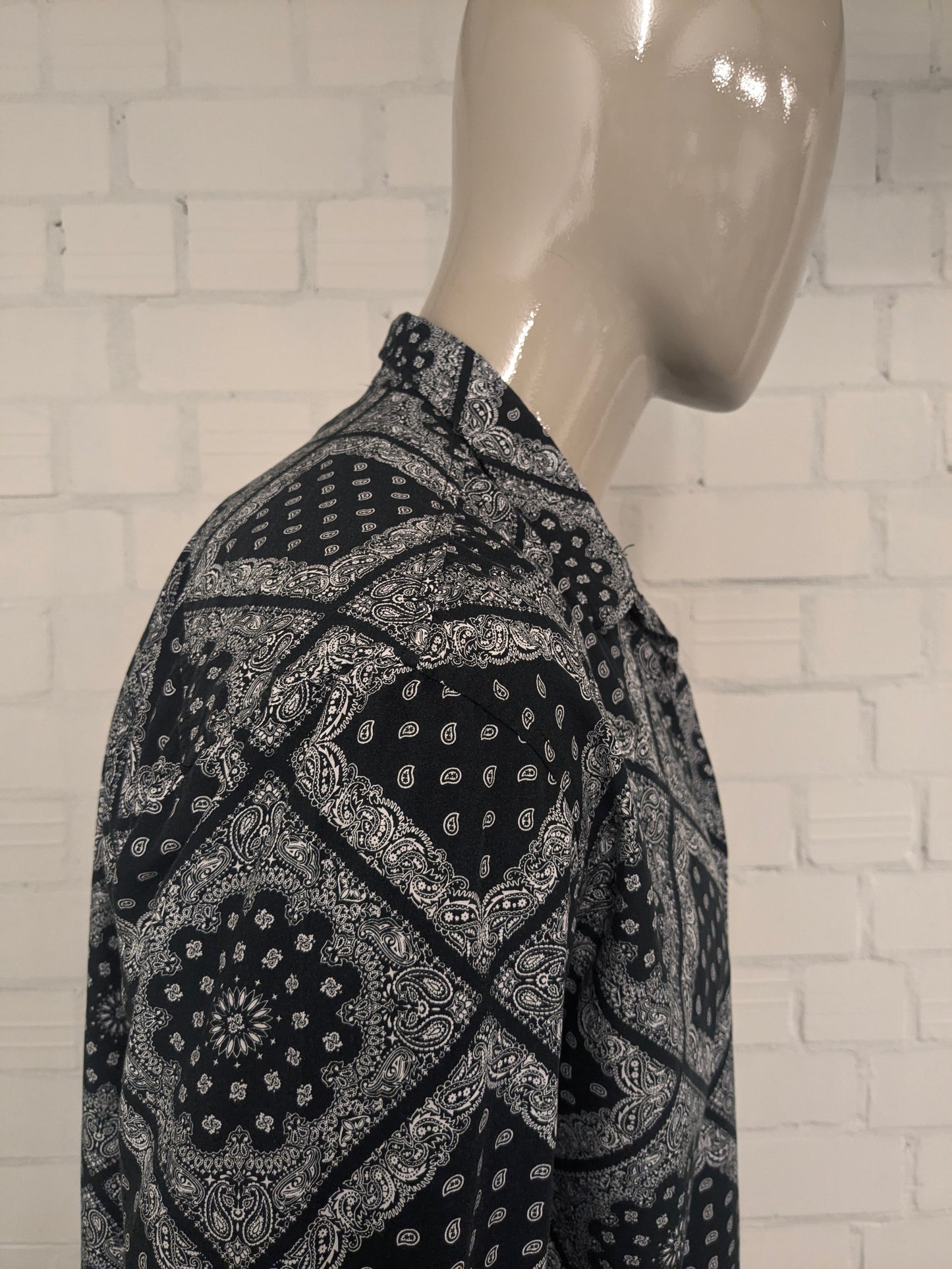 Smog shirt. Black and white print. Size XL. Regular fit.