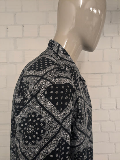 Smog shirt. Black and white print. Size XL. Regular fit.