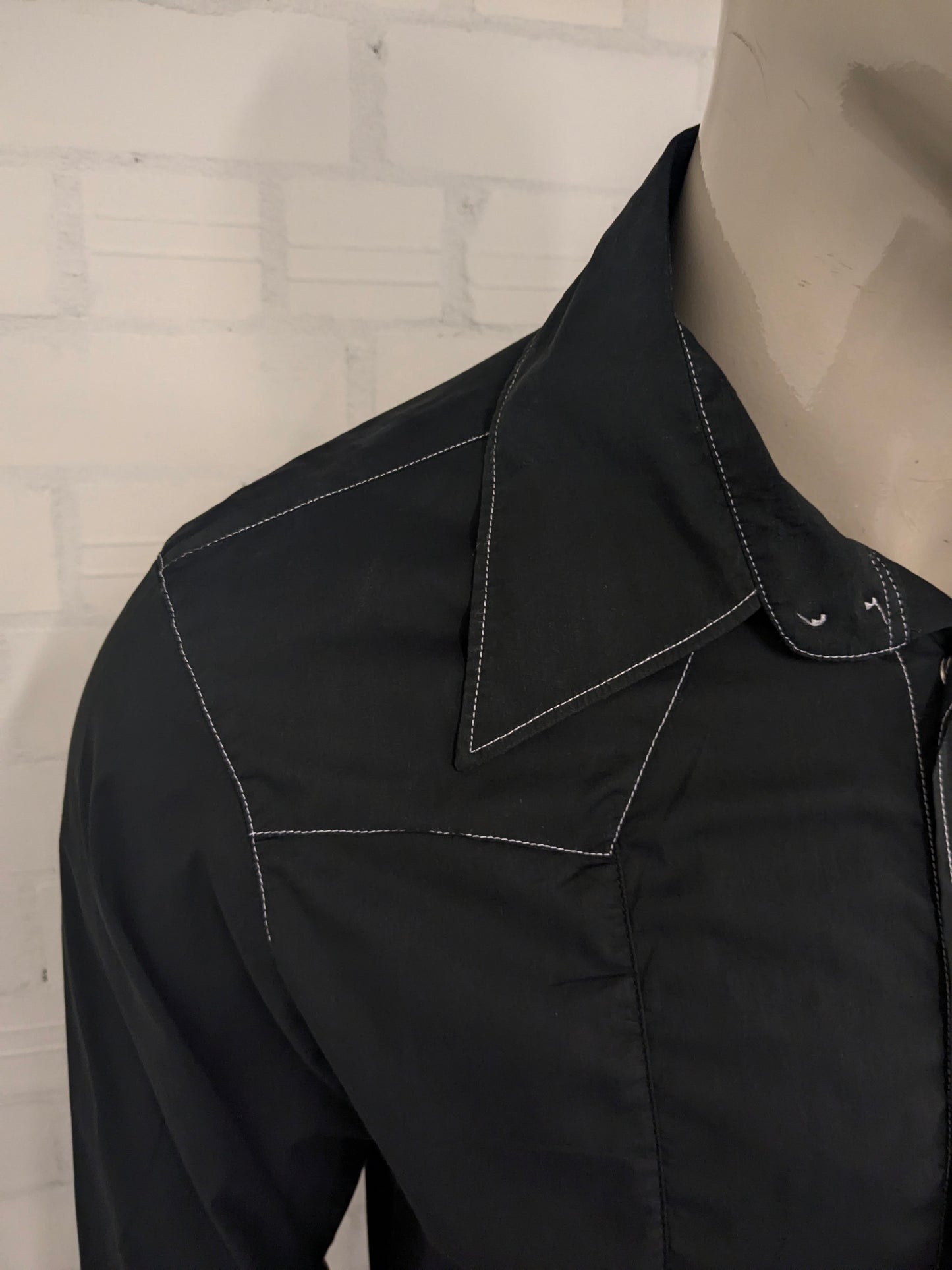 Vintage Energie Gold western overhemd met drukknopen en puntkraag. Zwart + Witte stiksel. Maat L.