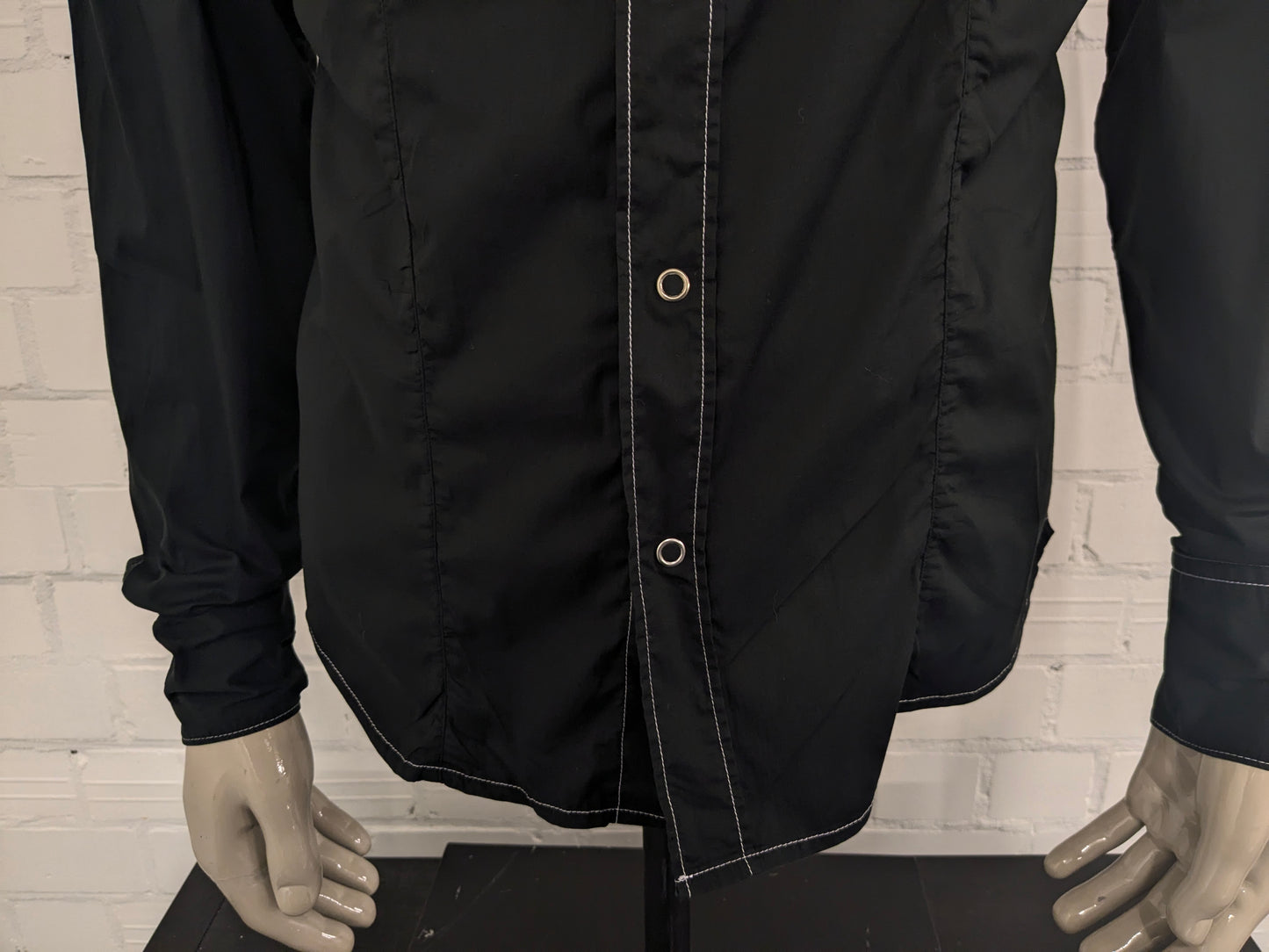 Vintage Energie Gold western overhemd met drukknopen en puntkraag. Zwart + Witte stiksel. Maat L.