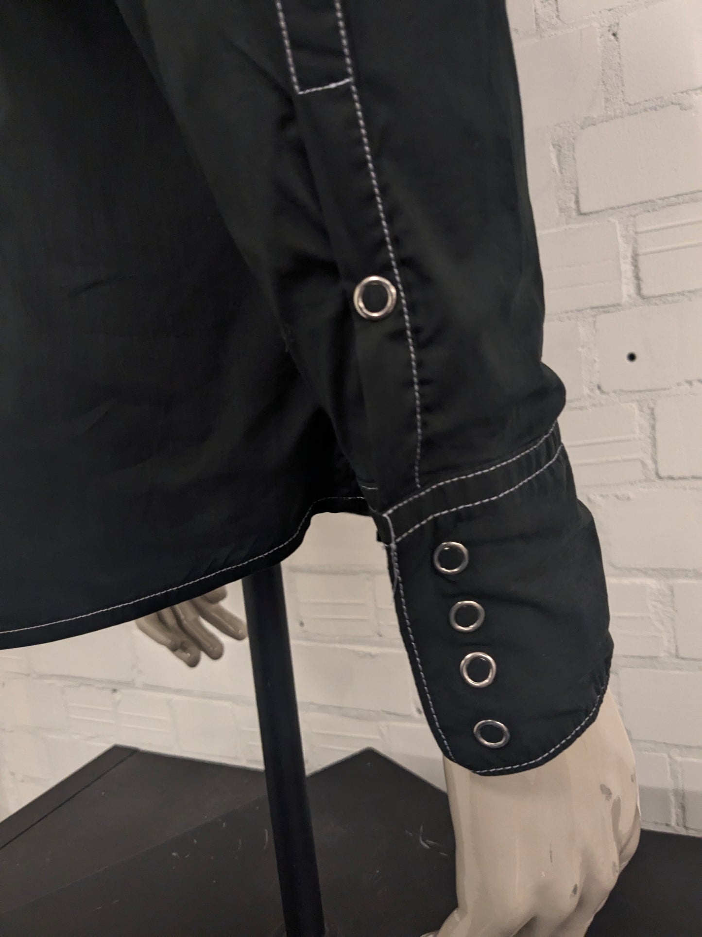 Vintage Energie Gold western overhemd met drukknopen en puntkraag. Zwart + Witte stiksel. Maat L.