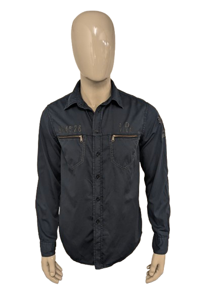 Guess Jeans overhemd. Donker Blauw gekleurd met rits accenten bij borstzakken. Maat L.