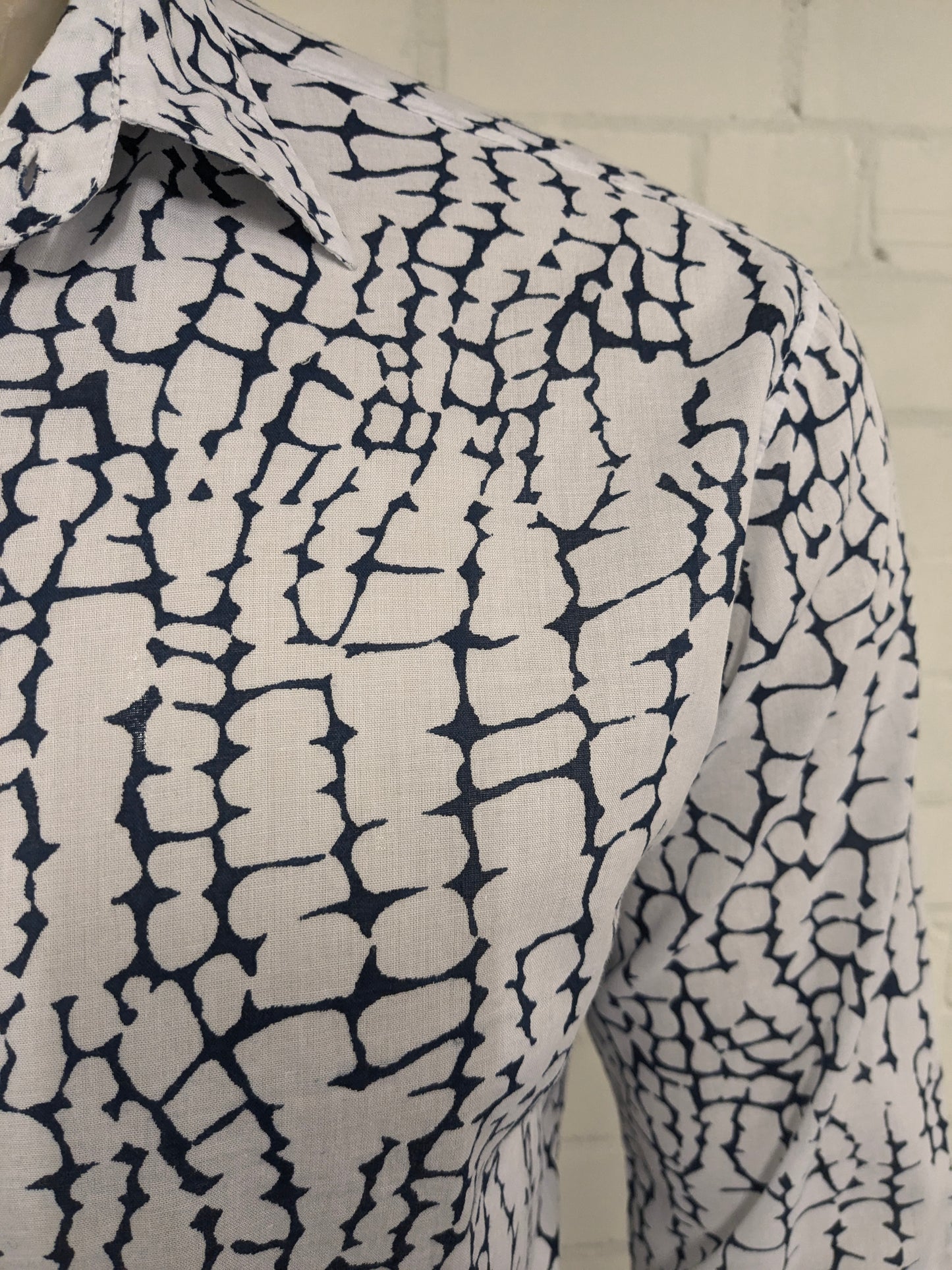 Alfi overhemd. Dunne katoenen luchtig overhemd. Blauw Witte print. Maat L.