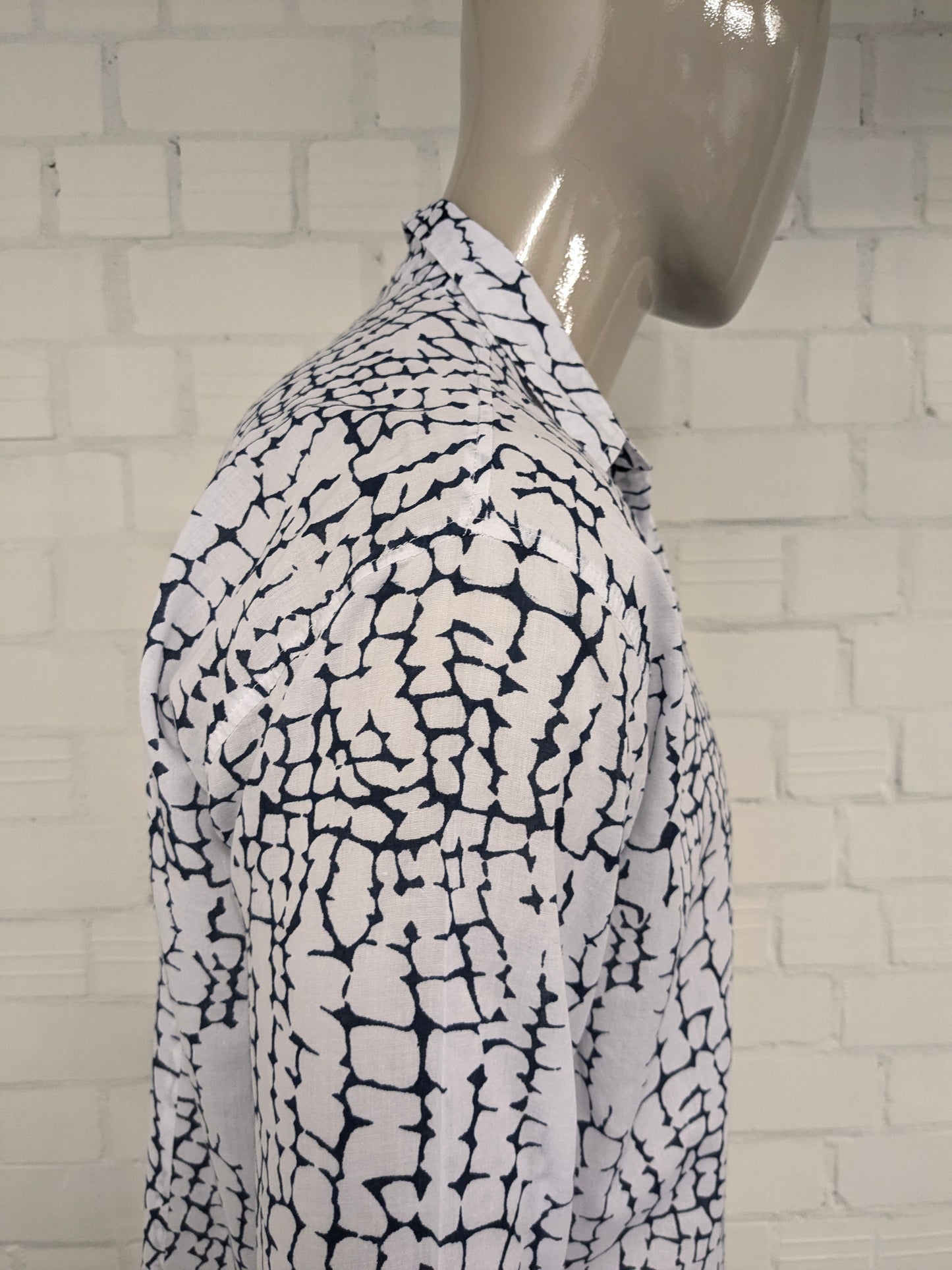 Alfi overhemd. Dunne katoenen luchtig overhemd. Blauw Witte print. Maat L.