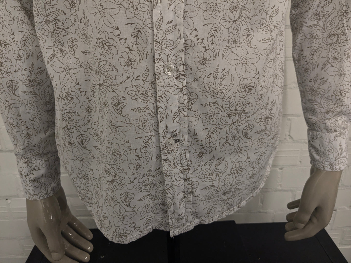 Simpugi di semplicità della maglietta beige marrone floreale. Taglia M.