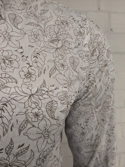 Simpugi di semplicità della maglietta beige marrone floreale. Taglia M.