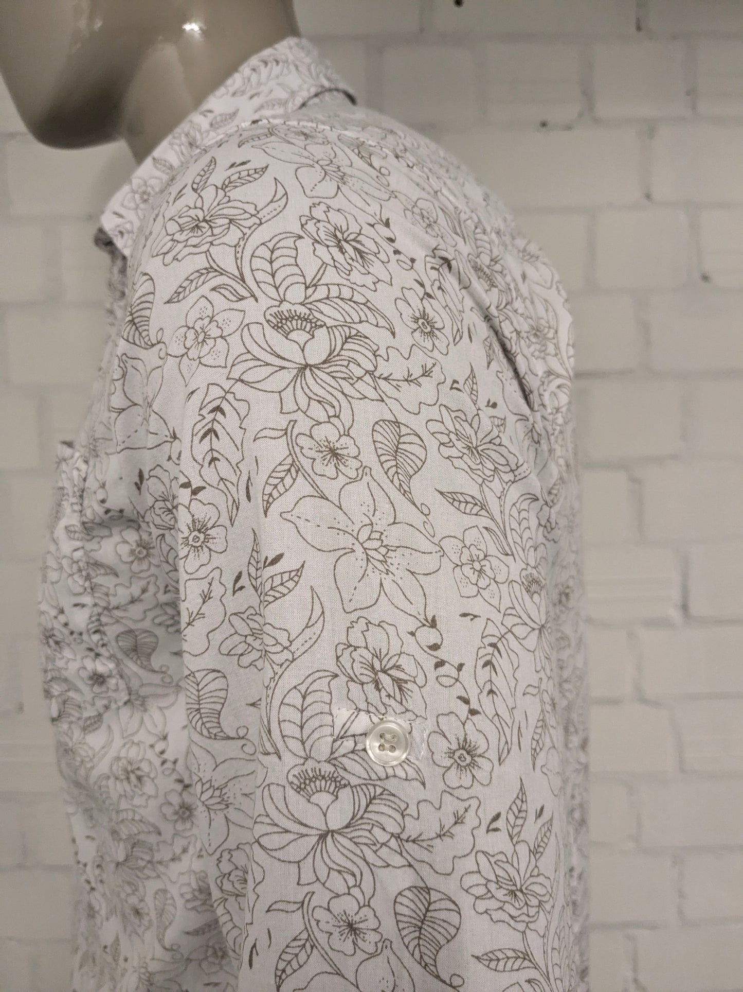 Simpugi di semplicità della maglietta beige marrone floreale. Taglia M.