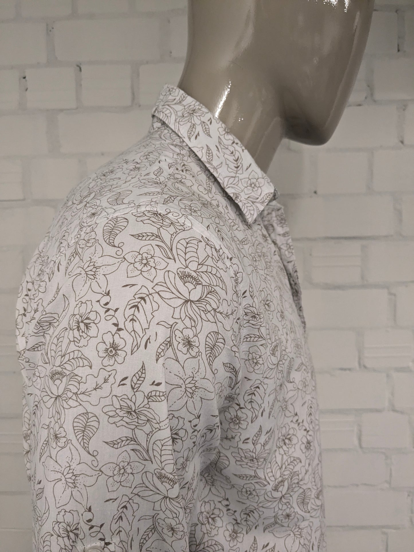 Simpugi di semplicità della maglietta beige marrone floreale. Taglia M.