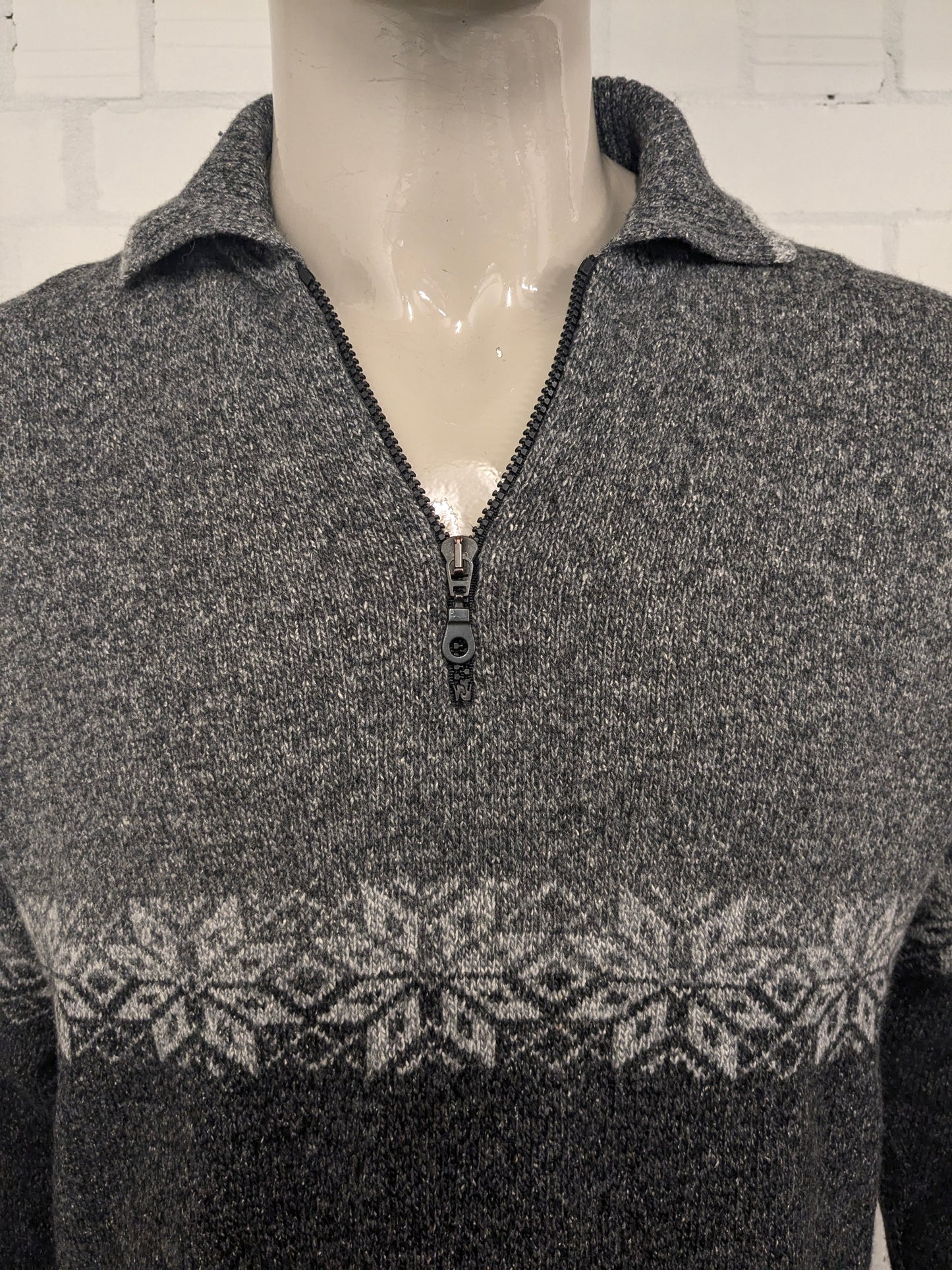Canda woolen sweater with zipper. Gray colored. Size L. 60% Wool.