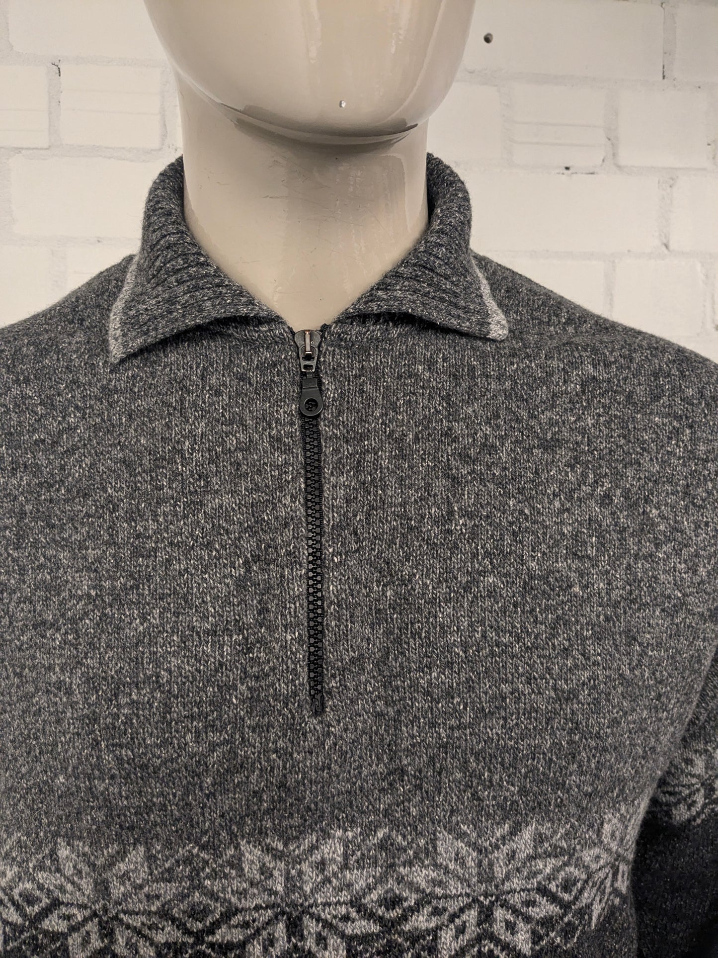 Canda woolen sweater with zipper. Gray colored. Size L. 60% Wool.