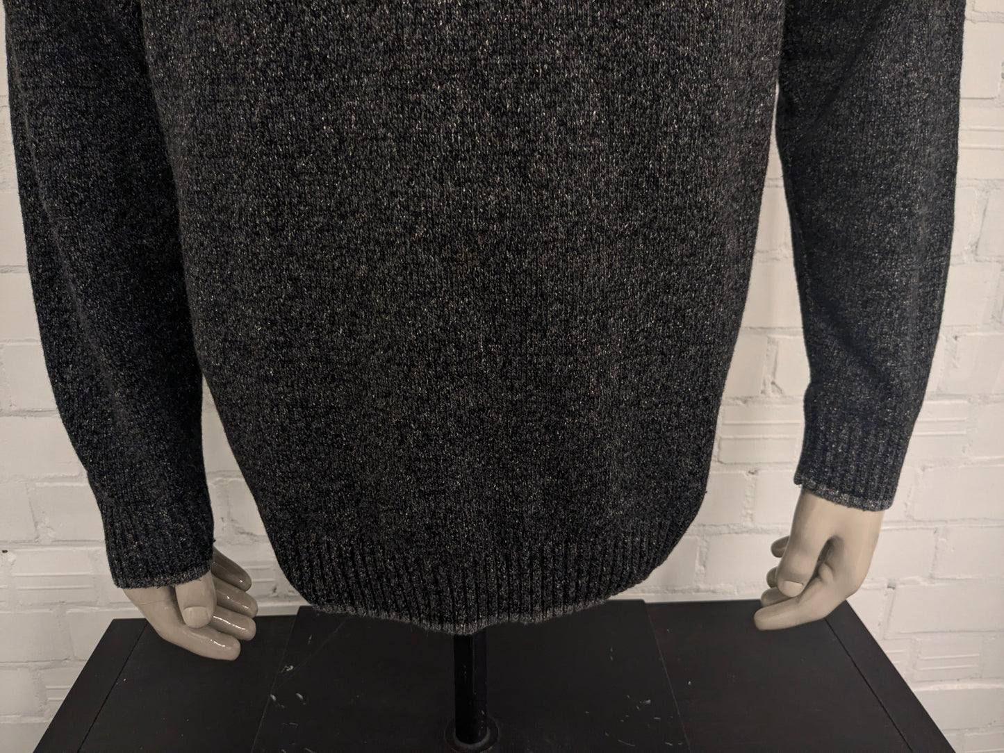 Canda woolen sweater with zipper. Gray colored. Size L. 60% Wool.