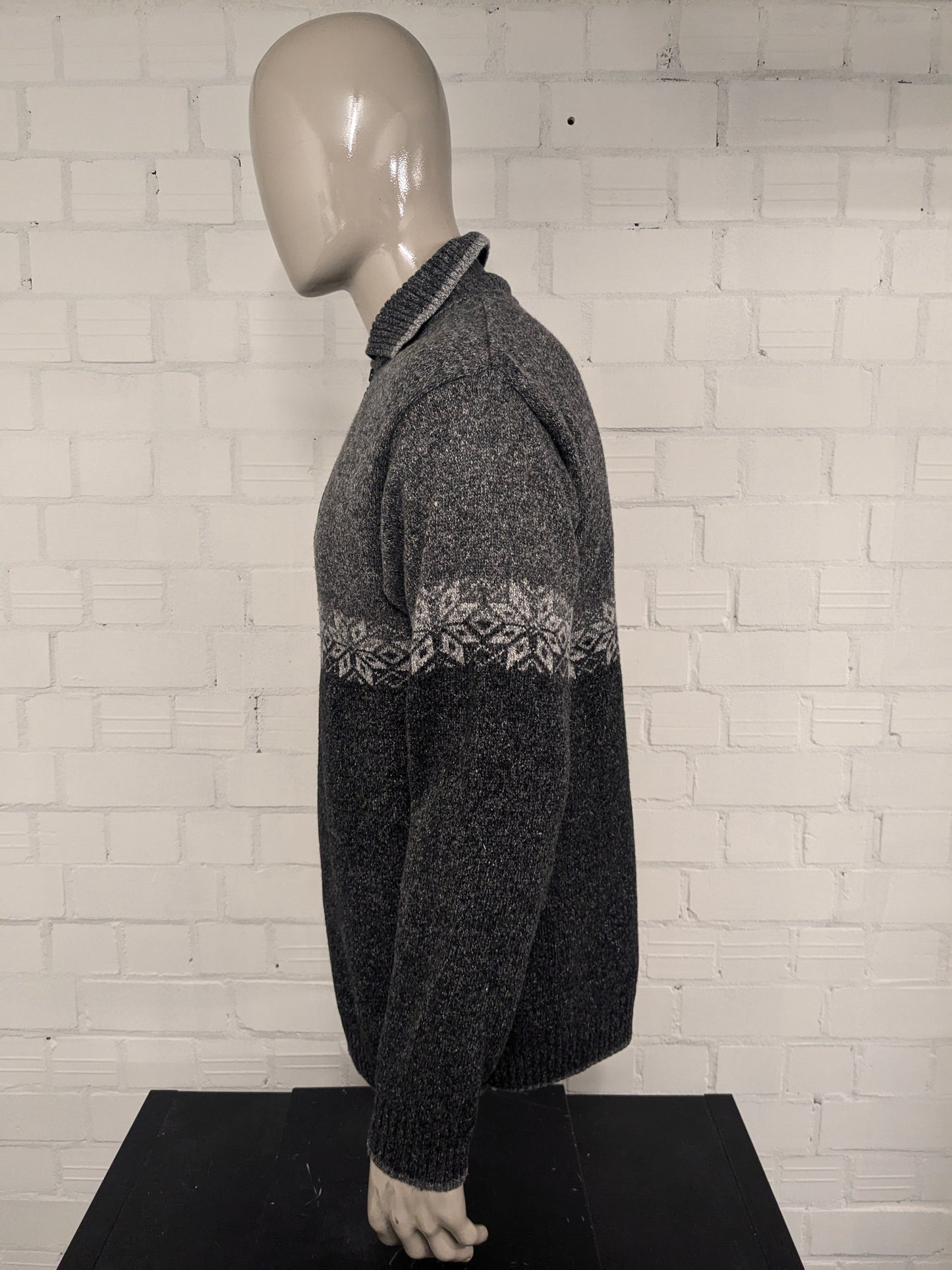 Canda woolen sweater with zipper. Gray colored. Size L. 60% Wool.