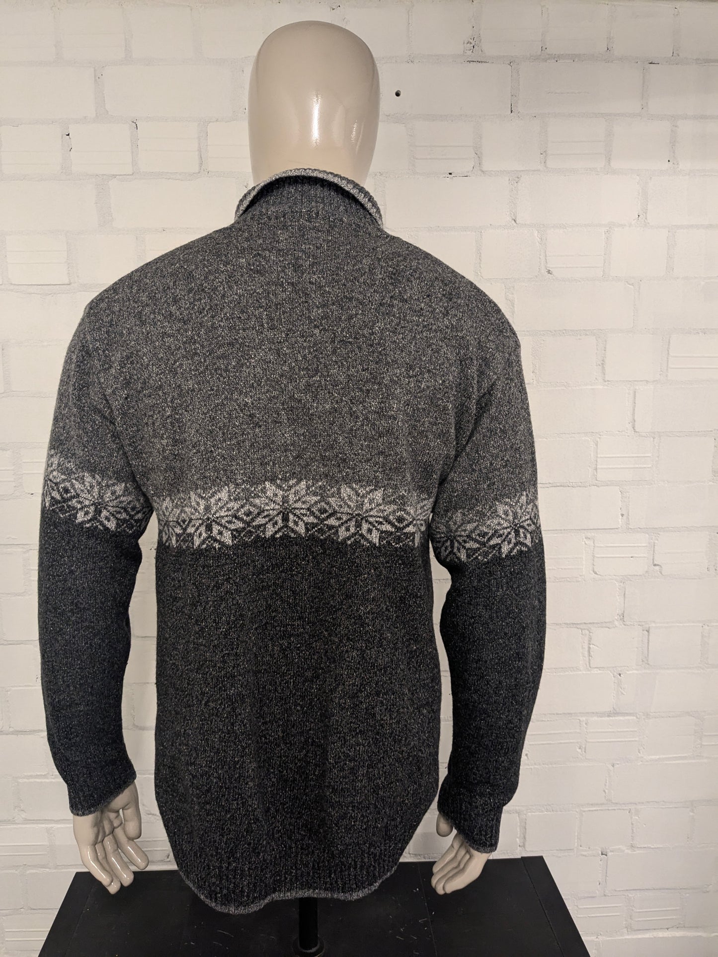 Canda woolen sweater with zipper. Gray colored. Size L. 60% Wool.