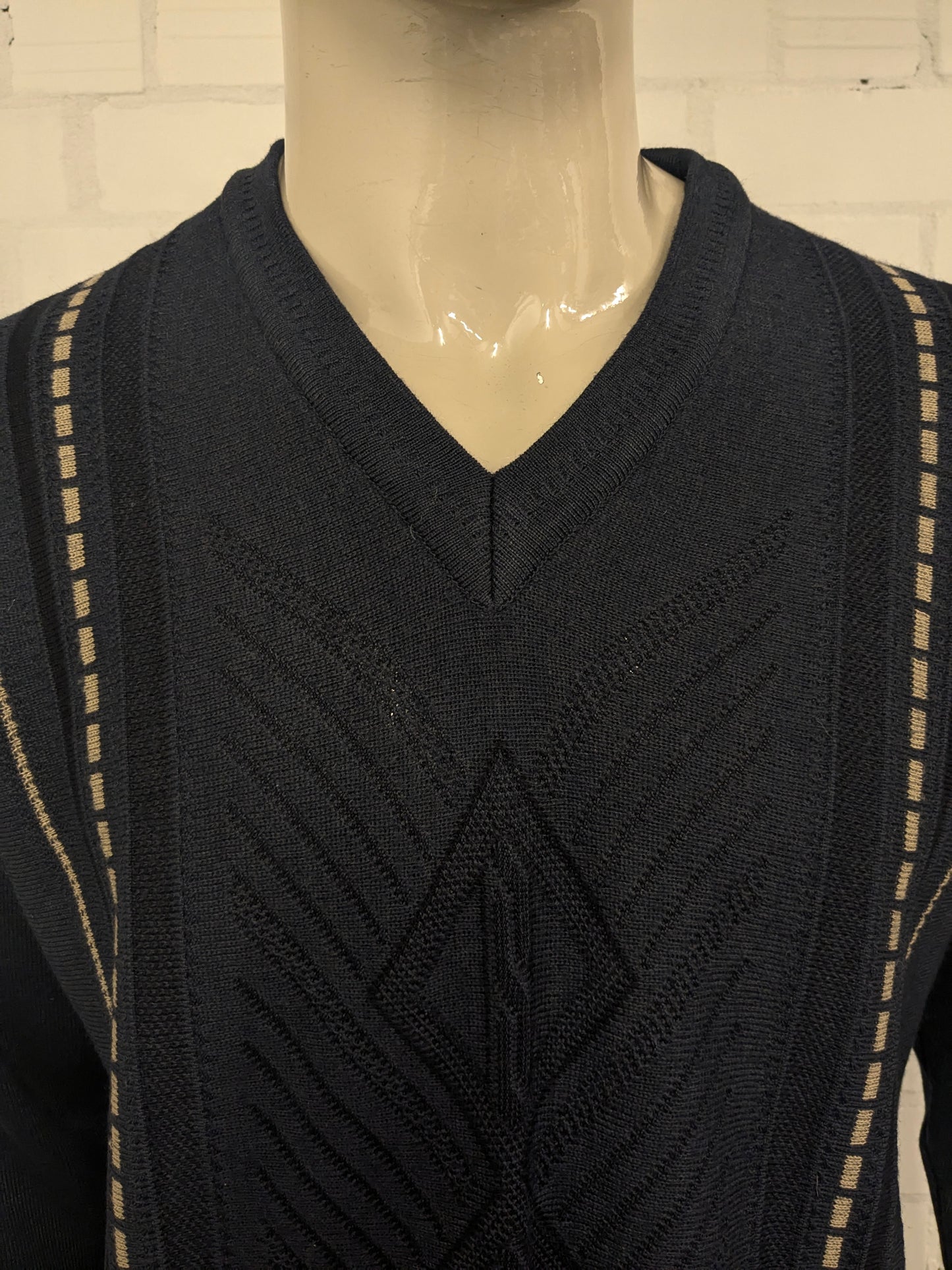 Suéter de lana de Luigi Luigi Luigi con cuello en V. Blue beige de color negro. Tamaño L. 50% de lana.