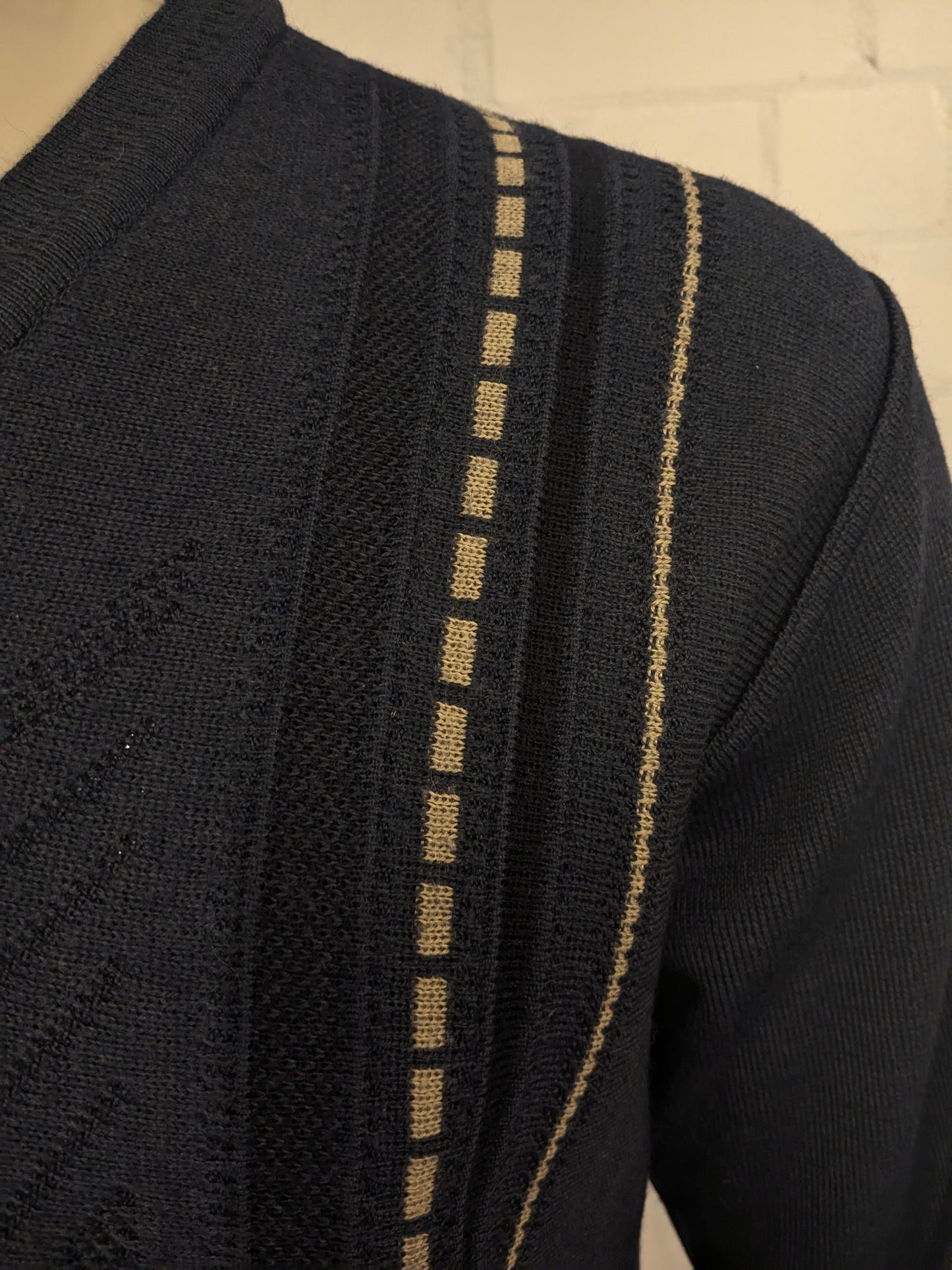 Suéter de lana de Luigi Luigi Luigi con cuello en V. Blue beige de color negro. Tamaño L. 50% de lana.