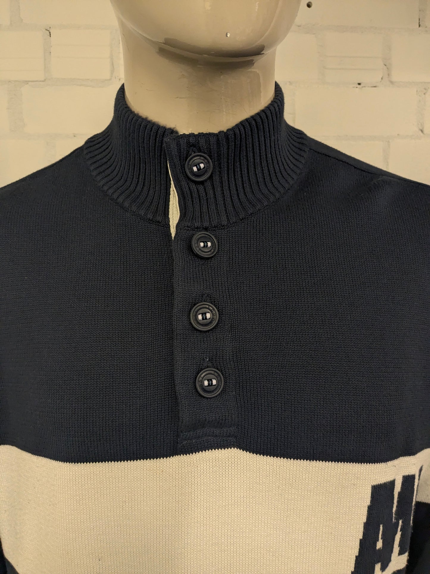 Pfeilpullover mit Knöpfen. Blau weiß gefärbt. Größe xl / 2xl-xxl.