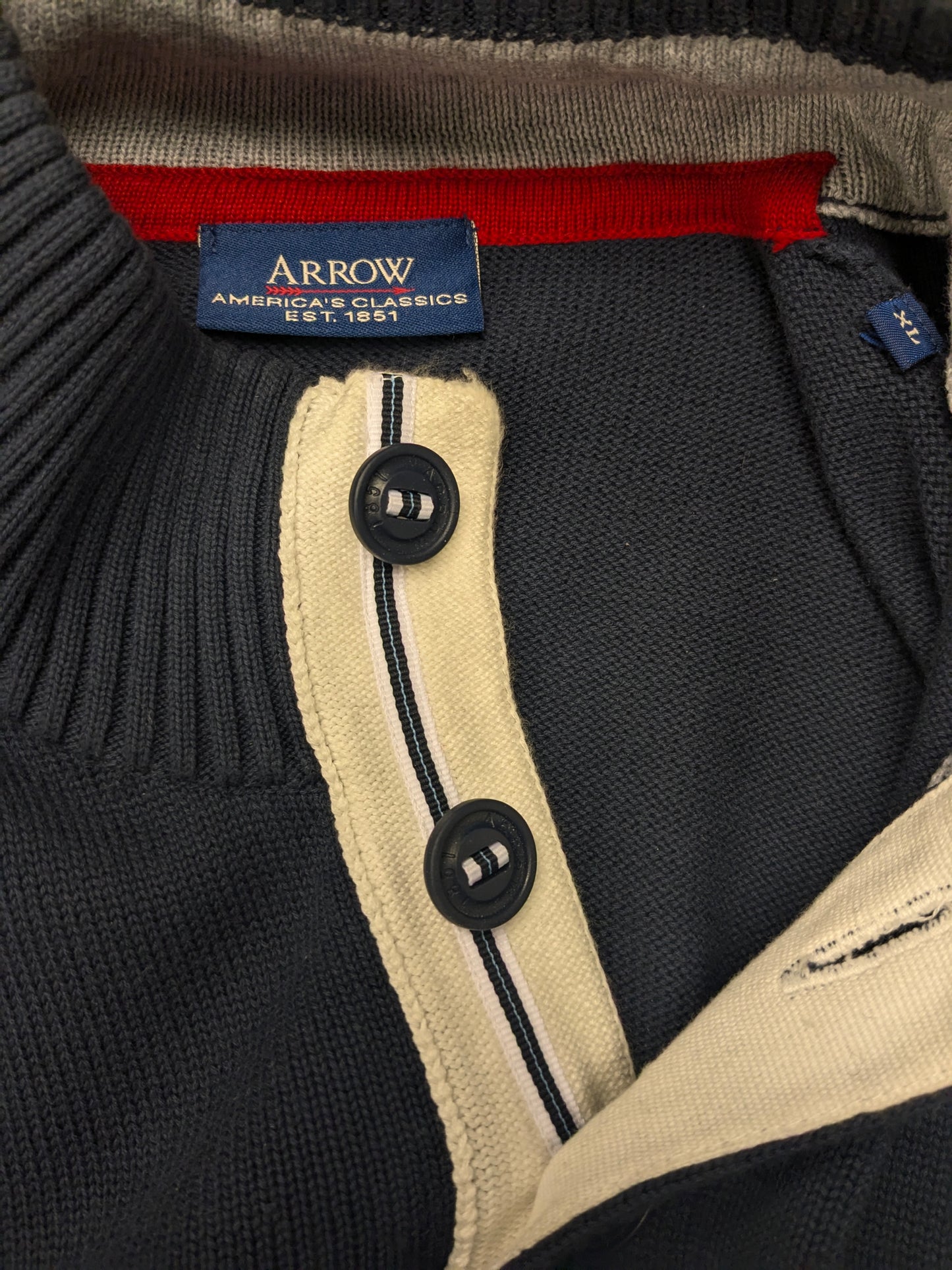 Pfeilpullover mit Knöpfen. Blau weiß gefärbt. Größe xl / 2xl-xxl.