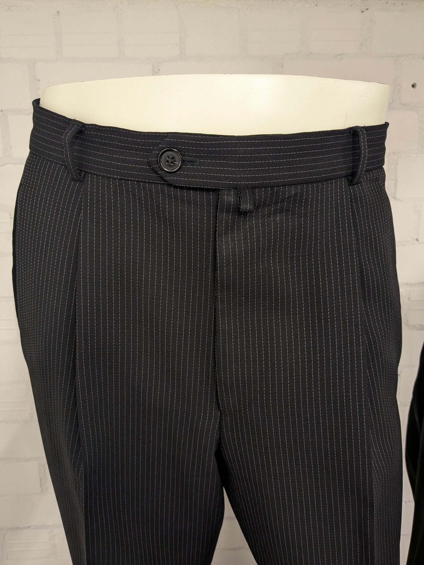 Cinque 3-piece costume. Black and white chalk stripe. Size 52 / L.