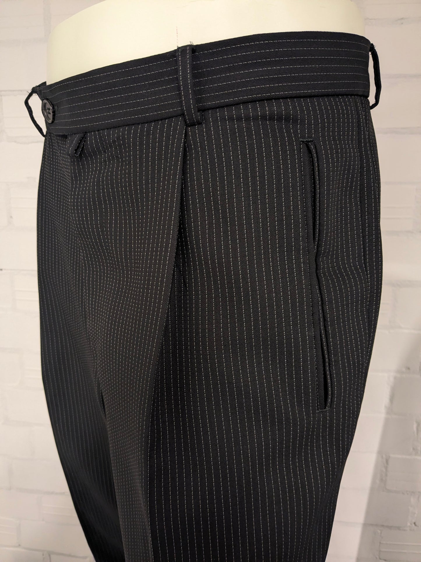 Cinque 3-piece costume. Black and white chalk stripe. Size 52 / L.
