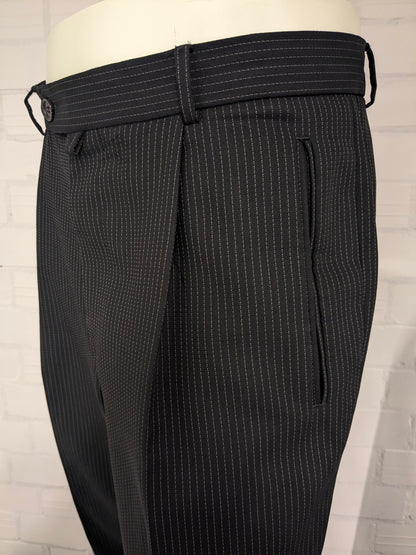 Cinque 3-piece costume. Black and white chalk stripe. Size 52 / L.